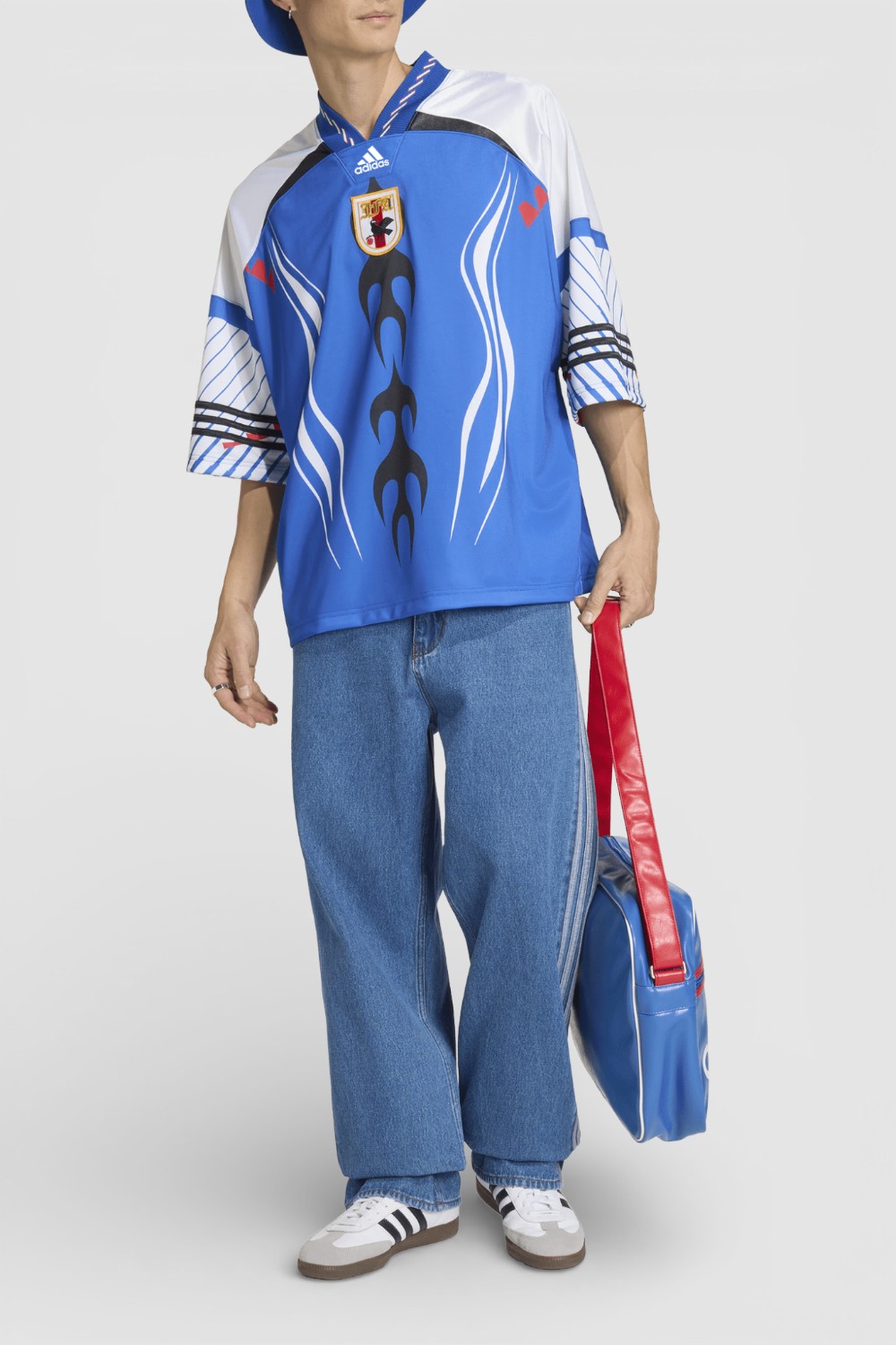 תמונת כל הלוק של חולצת טי אוברסייז